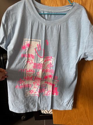 Camiseta LA gráfica azul y rosa