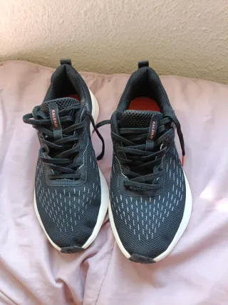 Zapatillas Kalenji Negras y Blancas Casi Nuevas