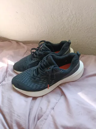 Zapatillas Kalenji Negras y Blancas Casi Nuevas