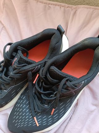 Zapatillas Kalenji Negras y Blancas Casi Nuevas