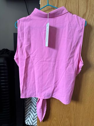 Camisa rosa sin mangas con nudo