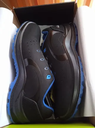 Zapatos de trabajo negros y azules