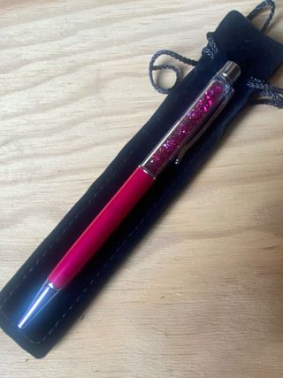 Bolígrafo Swarovski con cristales fucsia
y negro