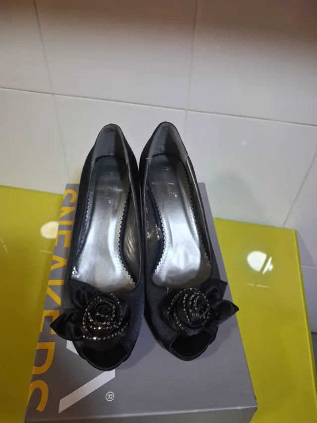 Zapatos de salón negros con flor