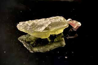 Gran Colgante de Moldavita Certificada en Plata