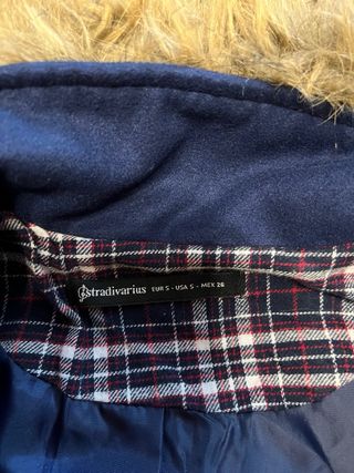 Abrigo azul Stradivarius con capucha