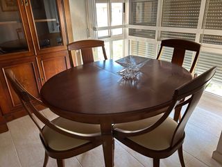 Mesa de comedor oval y 4 sillas. Estantería madera