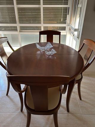 Mesa de comedor oval y 4 sillas. Estantería madera