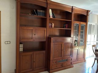 Mesa de comedor oval y 4 sillas. Estantería madera