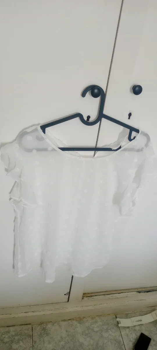 Blusa blanca semitransparente con topos