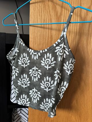 Top corto con estampado floral