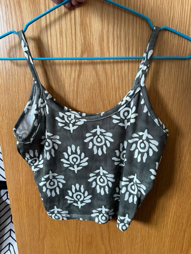 Top corto con estampado floral