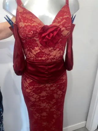 Vestido rojo con fajín y guantes