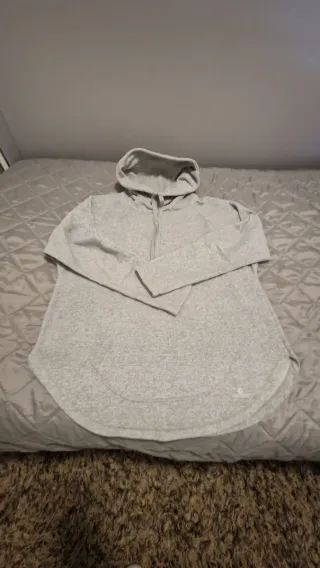 Sudadera gris con cuello alto