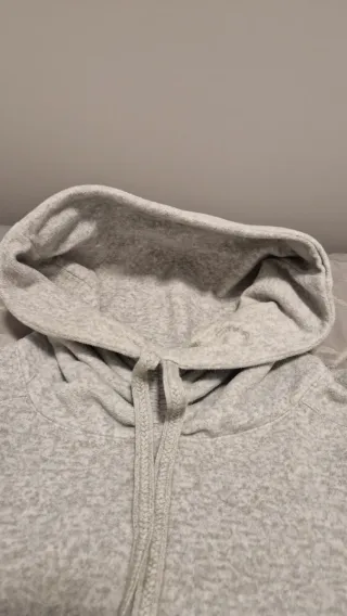 Sudadera gris con cuello alto