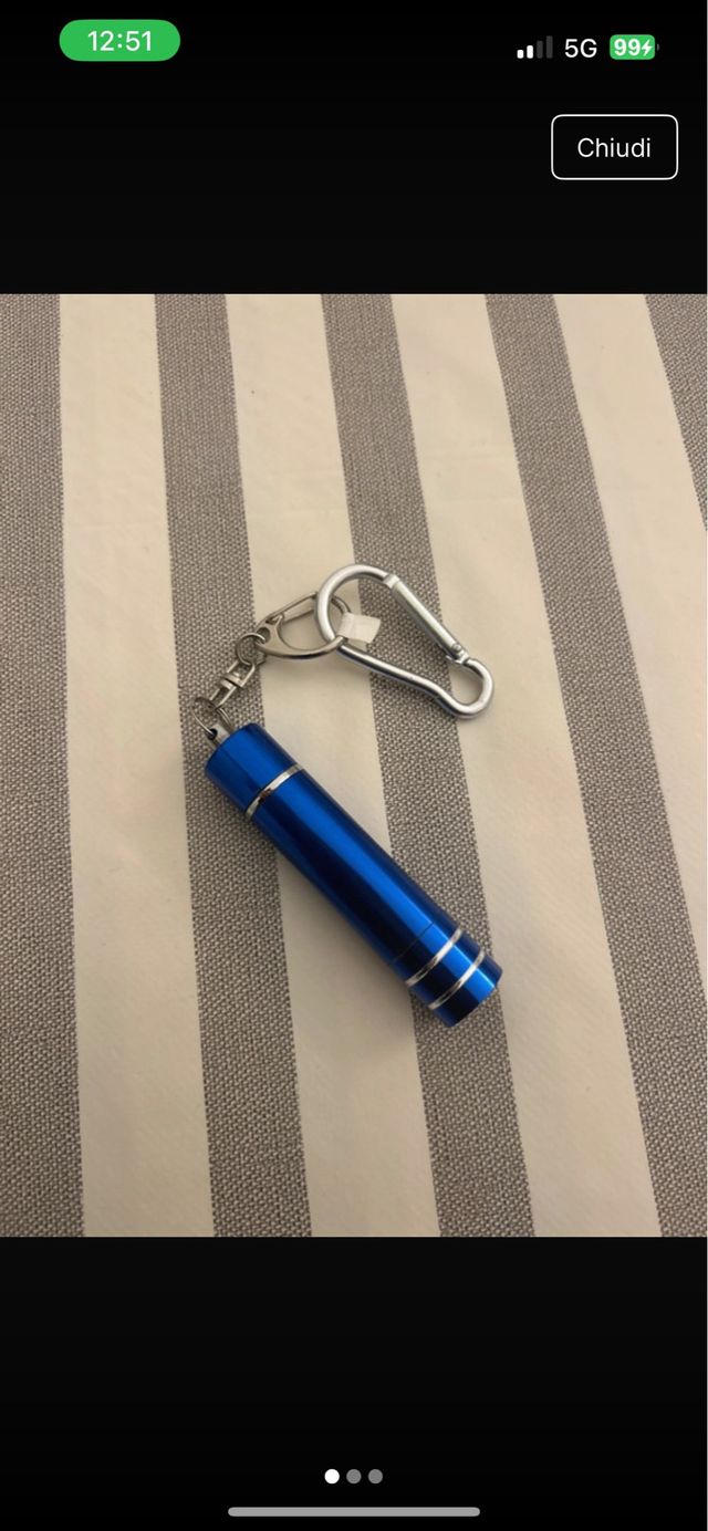 Mini torcia blu con moschettone