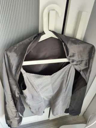 Elegante vestido gris y blanco