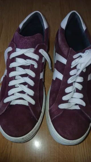 Zapatillas deportivas moradas y blancas