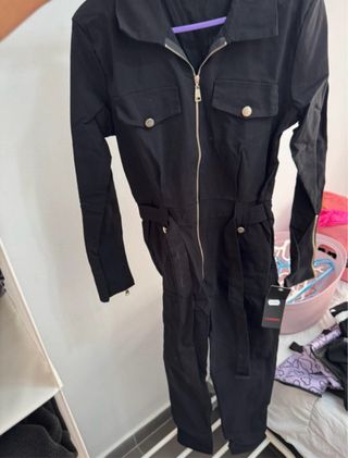 Mono negro con cremallera y cinturón