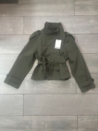 Trench Bershka verde nuevo con etiquetas