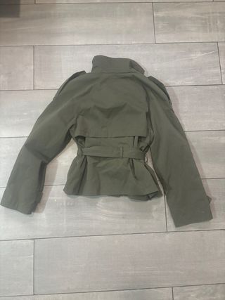 Trench Bershka verde nuevo con etiquetas