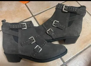 Stivaletti Bata n.37 grigi con fibbie. Nuovo