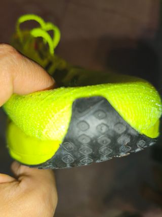 Zapatillas deportivas negras y verdes
