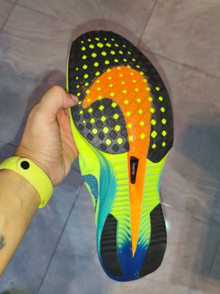 Zapatillas deportivas negras y verdes
