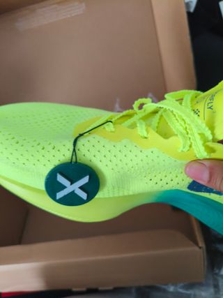 Zapatillas deportivas negras y verdes