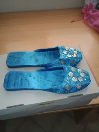Zapatos azules con adornos plateados