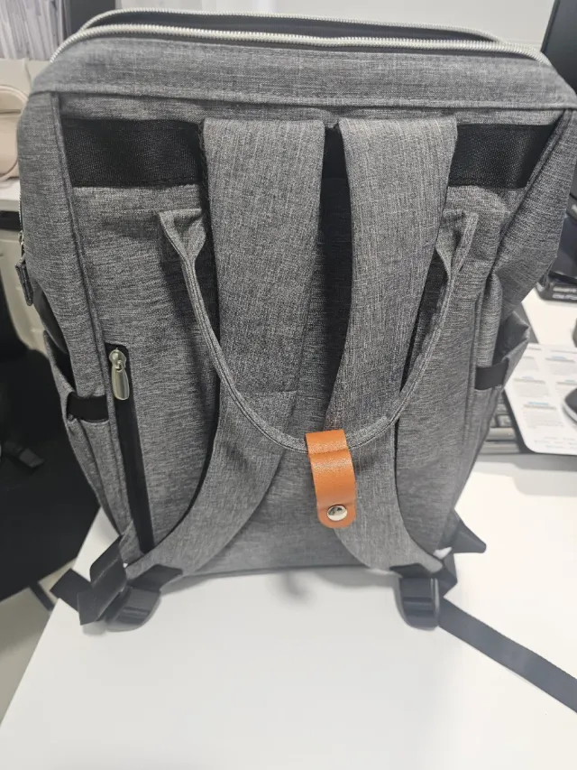 Mochila gris para portátil o uso general