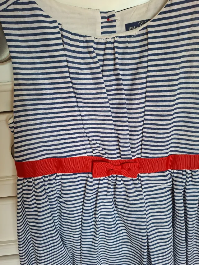 Vestido de rayas azul y blanco