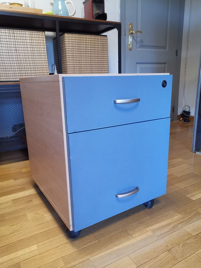 Cajonera de escritorio azul y madera