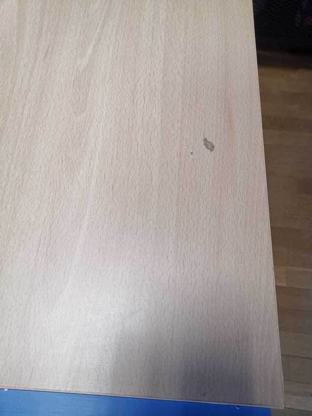 Cajonera de escritorio azul y madera