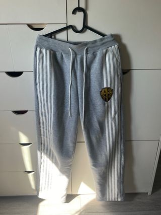 Conjunto chándal gris con detalles dorados