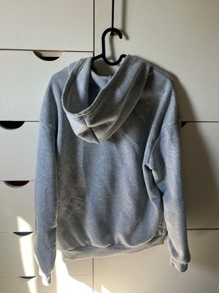 Conjunto chándal gris con detalles dorados