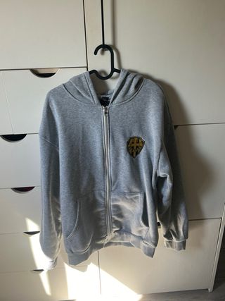 Conjunto chándal gris con detalles dorados