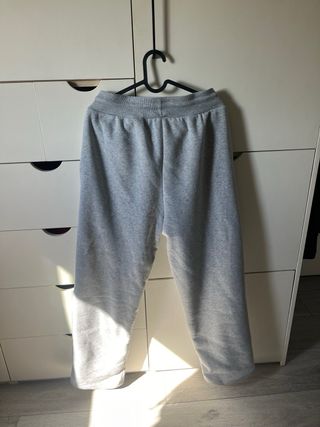 Conjunto chándal gris con detalles dorados