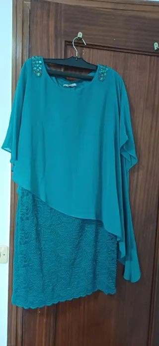 Vestido verde con capelina y detalles