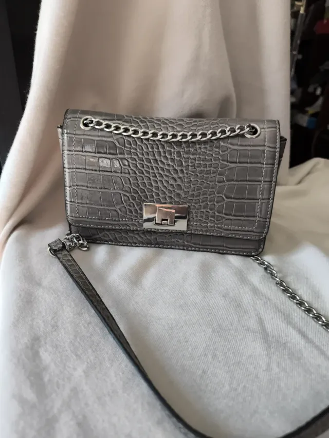 Bolso bandolera gris con cadena plateada