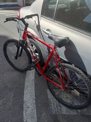 Bicicleta de montaña roja