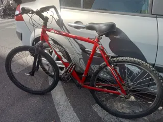 Bicicleta de montaña roja