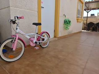 Bicicleta infantil rosa y blanca