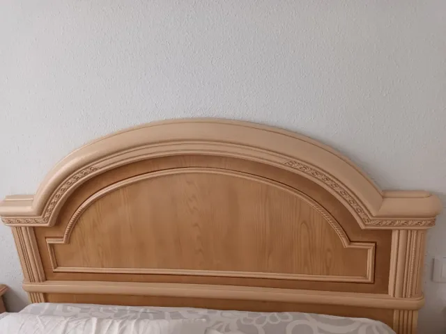 Ideal dormitorio de madera.
Cabezal y dos mesitas.