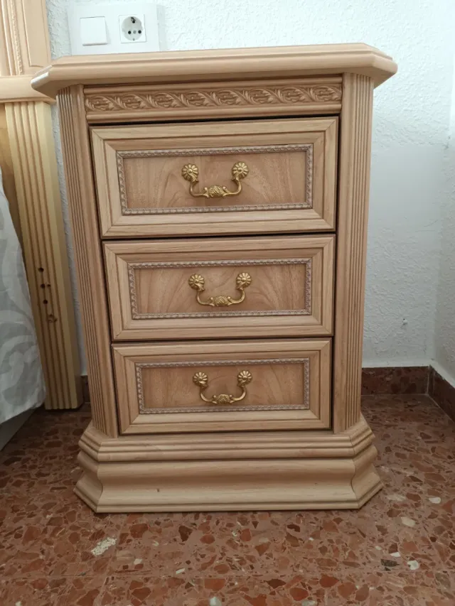 Ideal dormitorio de madera.
Cabezal y dos mesitas.