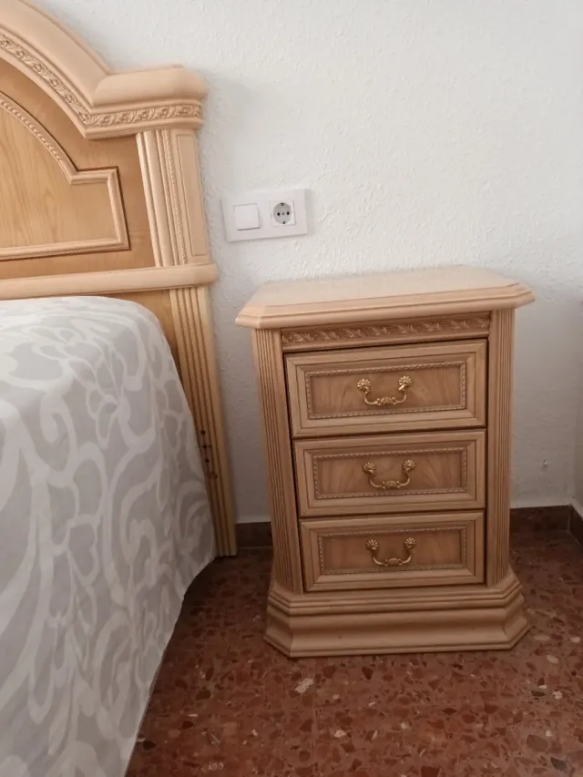 Ideal dormitorio de madera.
Cabezal y dos mesitas.