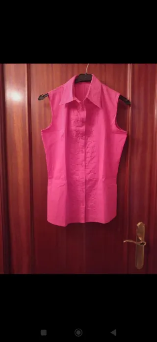 Camisa verano sin mangas en rosa fucsia.