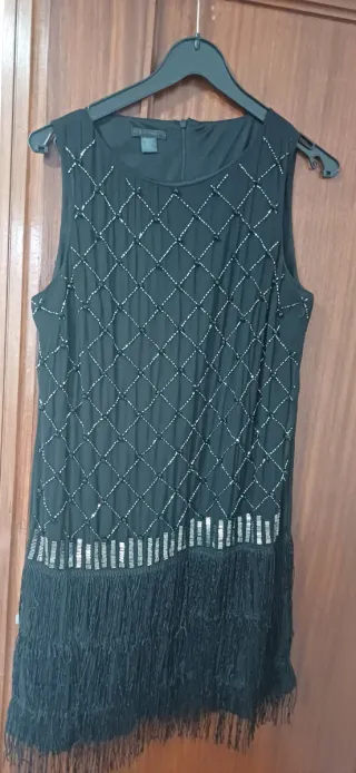 Vestido negro con pedrería y flecos