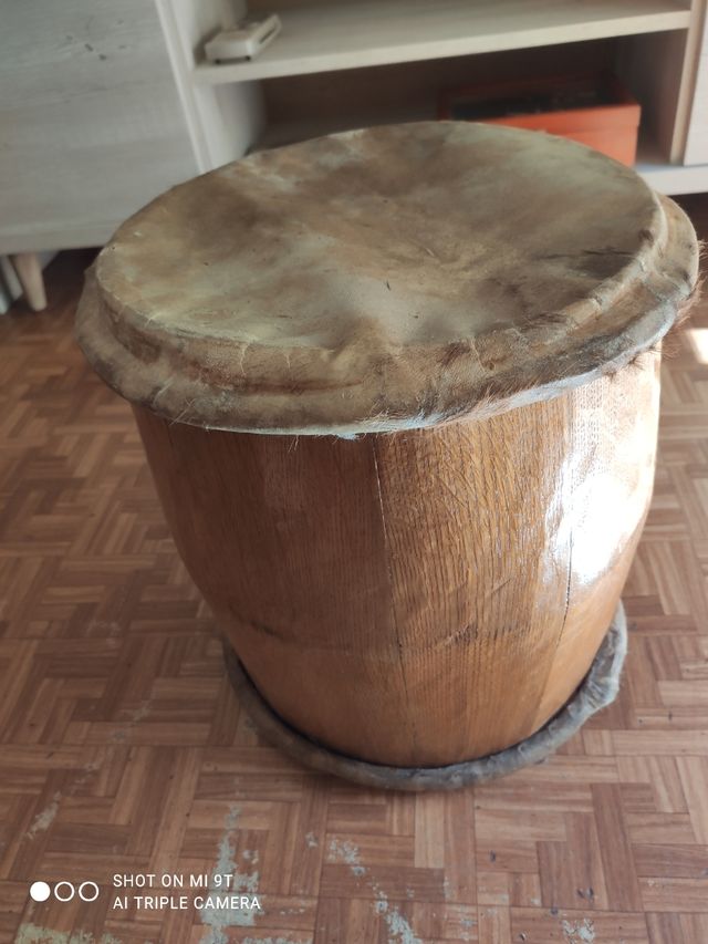 Tambor artesanal de madera y piel
