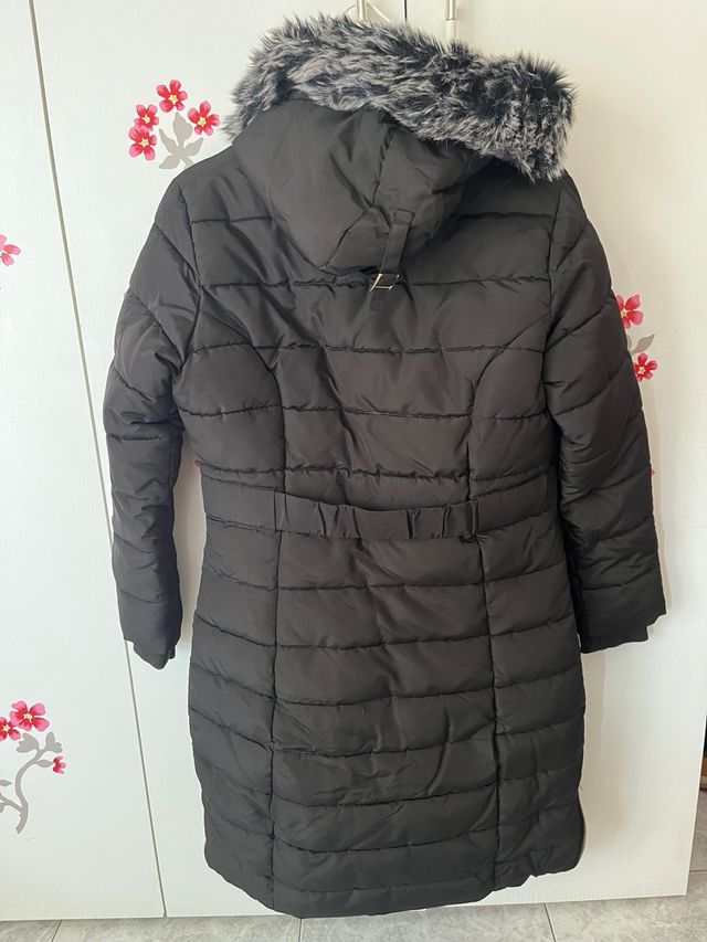 Abrigo negro con capucha y pelo